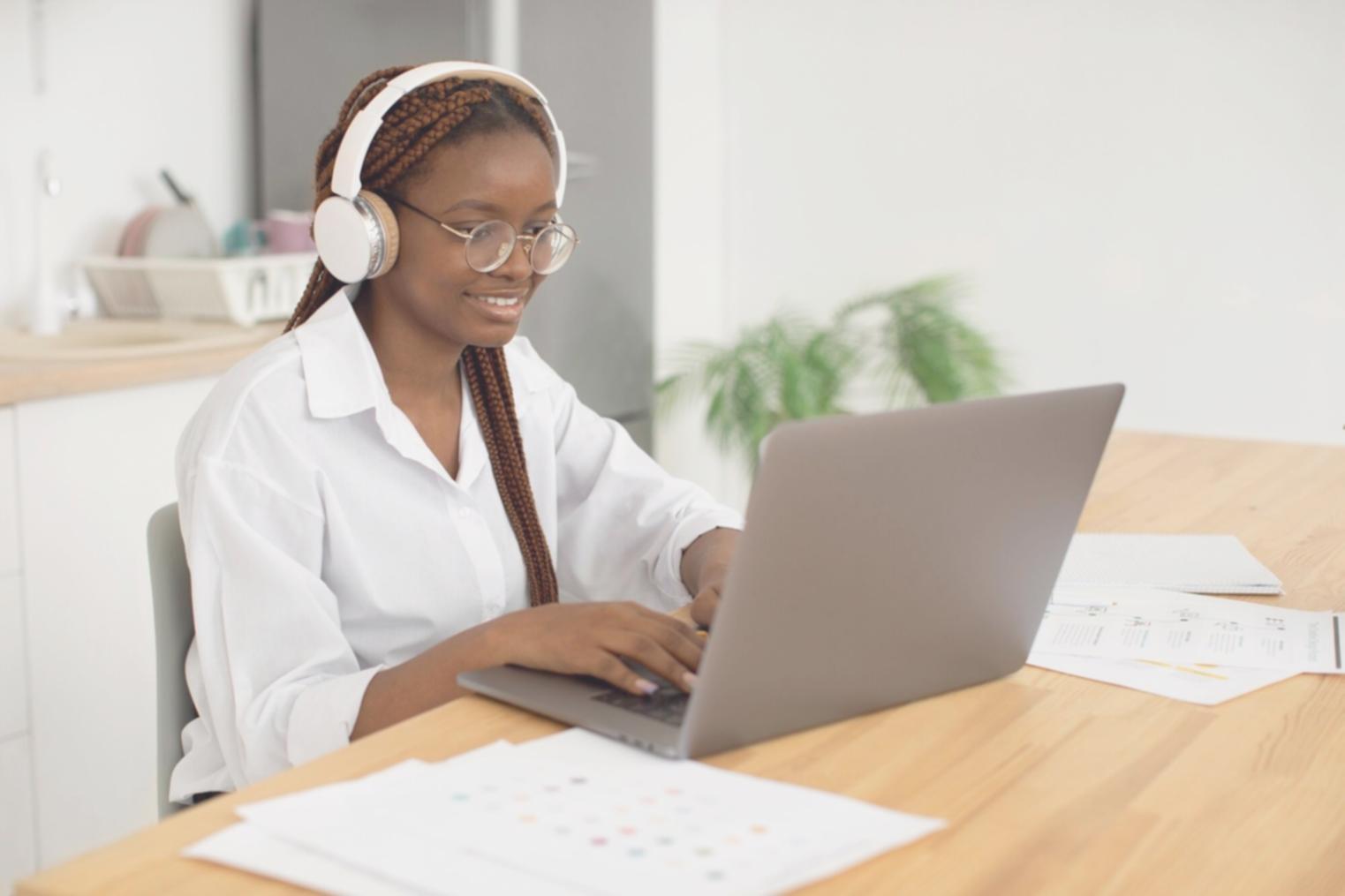 Vue d'ensemble de tableaux financiers et documents budgétaires professionnels
