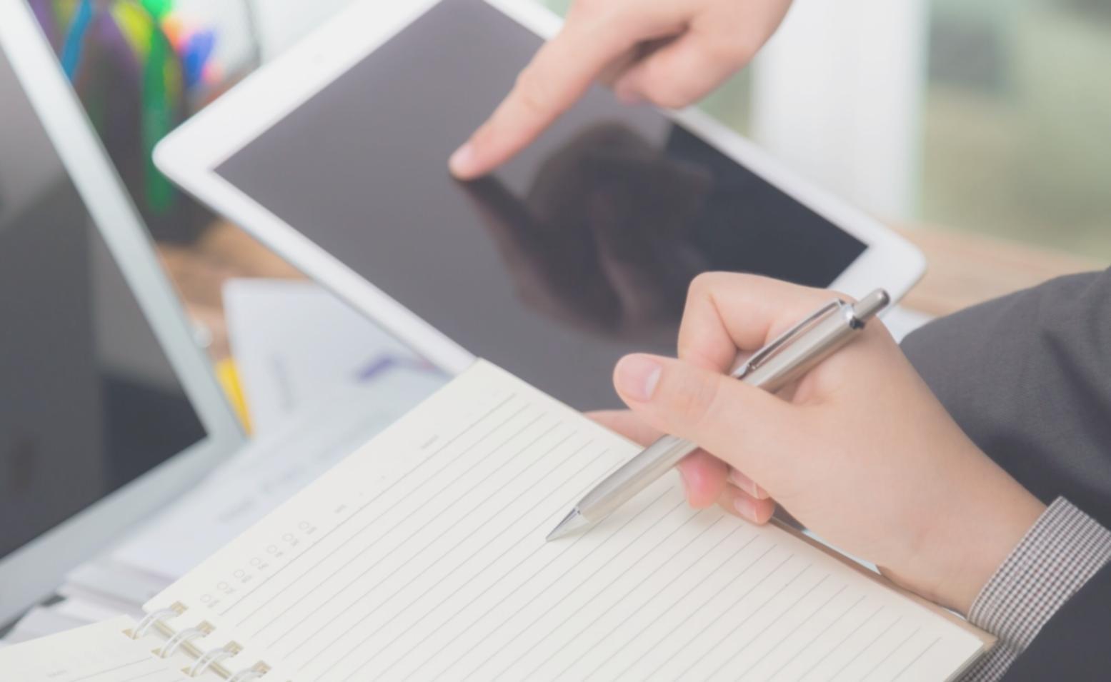 Espace de travail moderne avec outils de gestion budgétaire